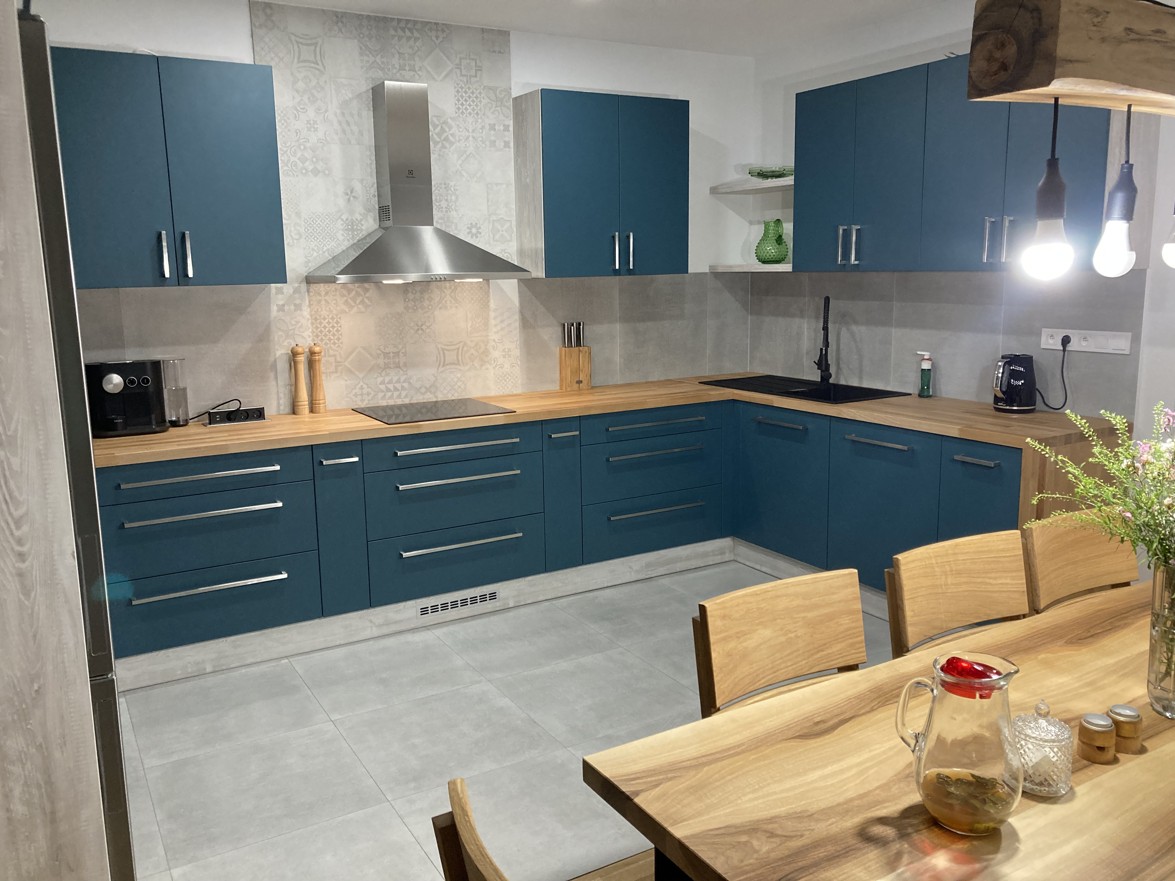 Elegantní modrá kuchyně s dřevěnými doplňky