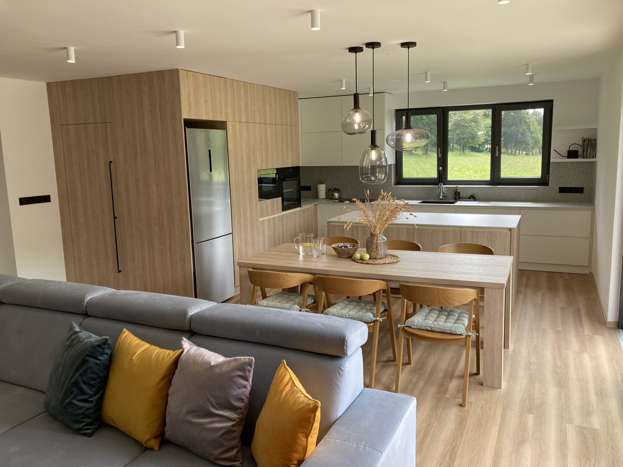 Otevřený obývací prostor s kuchyní