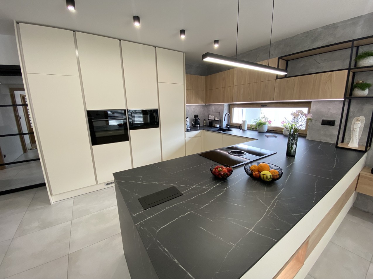Moderní kuchyně s mramorovým ostrůvkem
