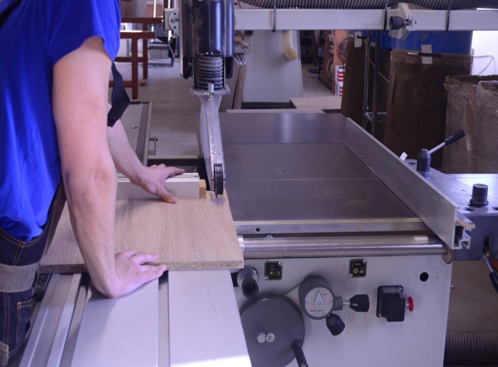 Řemeslná práce v truhlářské dílně