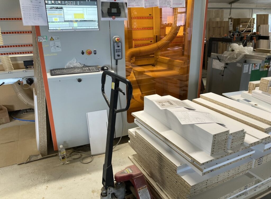 CNC stroj v truhlářské dílně